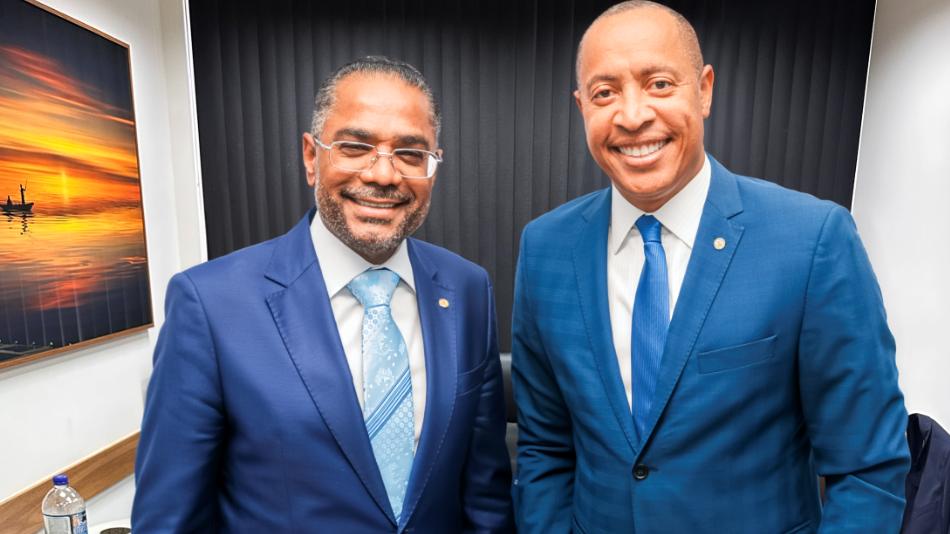 Márcio Marinho Recebe Comenda 2 de Julho na ALBA: Homenagem a um Líder de Superação Márcio Marinho Recebe Comenda 2 de Julho na ALBA: Homenagem a um Líder de Superação