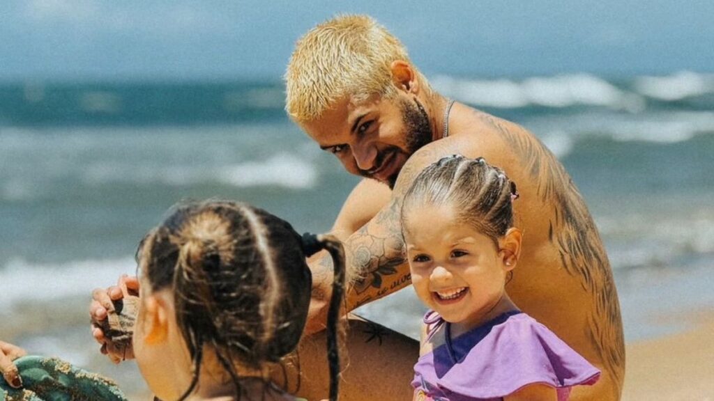 Zé Felipe Curte Final de Semana na Bahia com Filhos e Visita ao Projeto Tamar