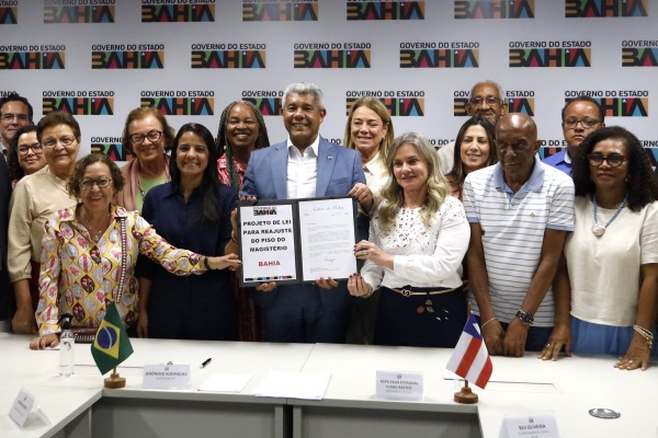 Bahia: Projeto de Jerônimo assegura piso do magistério acima do nacional Bahia: Projeto de Jerônimo assegura piso do magistério acima do nacional