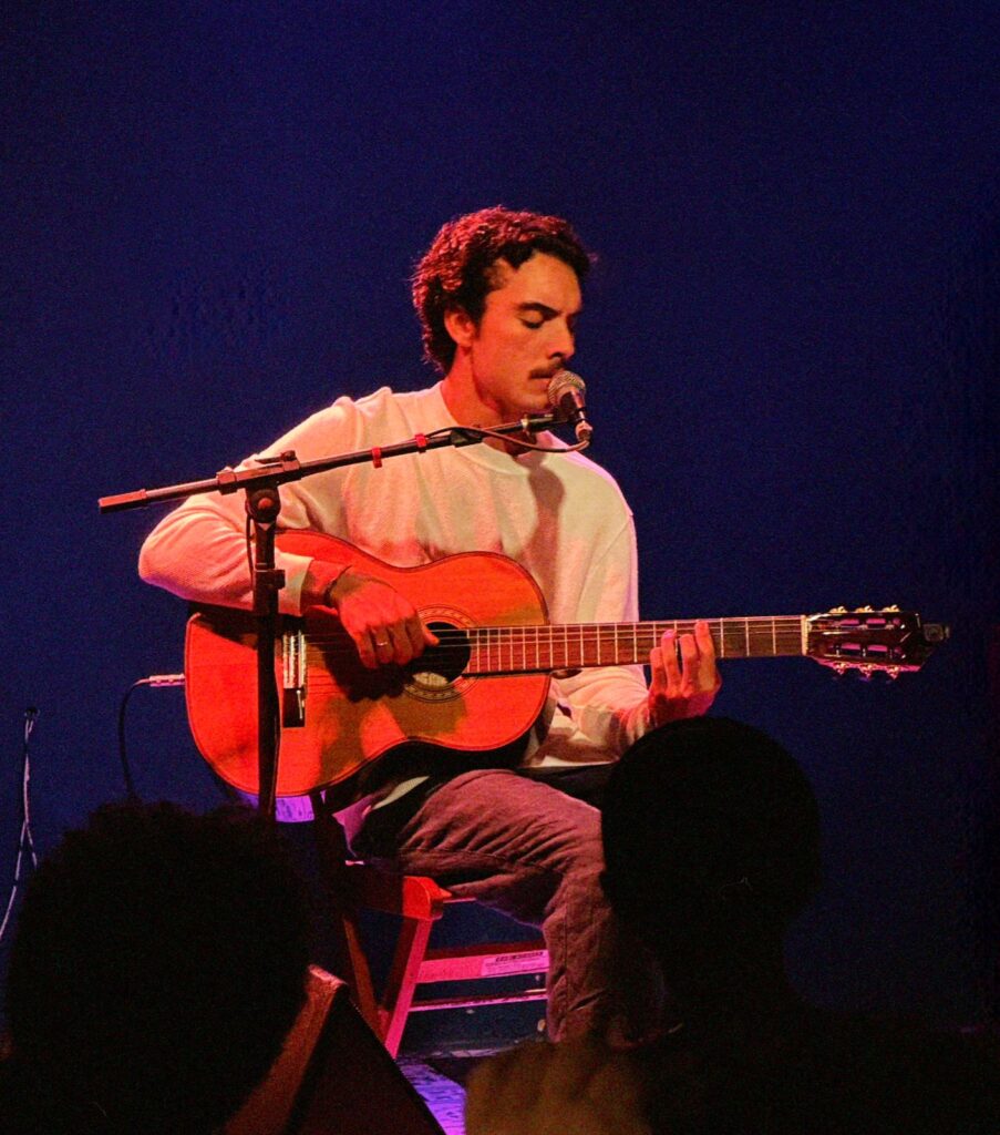 Bento Gil, Neto de Gilberto Gil, Lança Carreira Solo com Show em Salvador