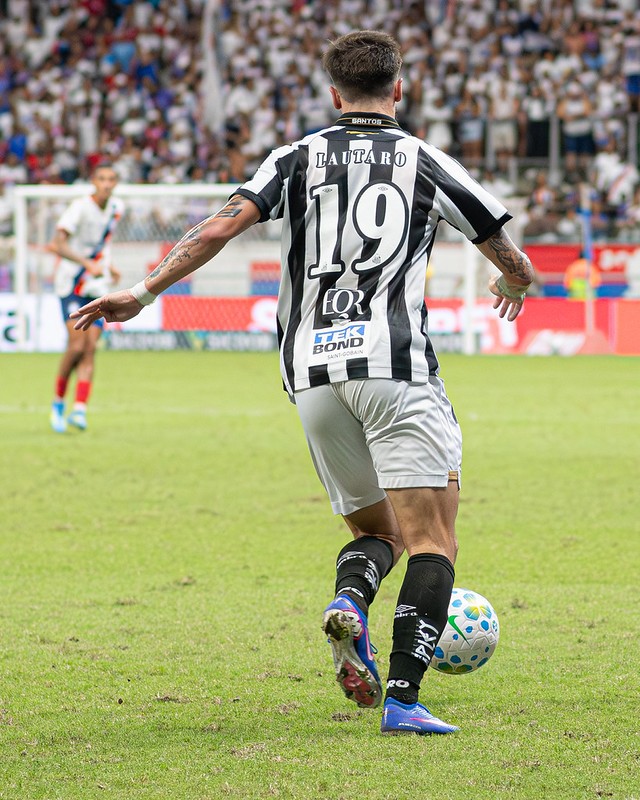 Bolasie Defende Lautaro Diaz Após Erro Viral no Bahia x Santos: 'Ninguém se Torna Haaland da Noite p
