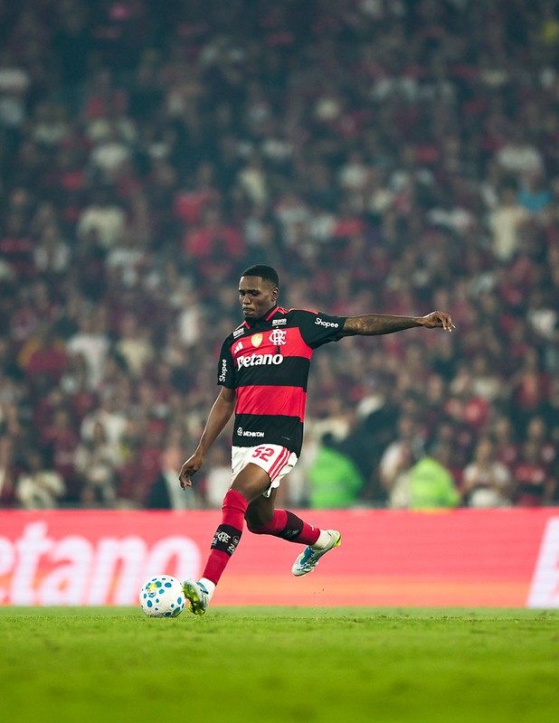 Briga Acirrada por Vagas no Flamengo com Retorno de Everton Araújo e Lesões em Destaque