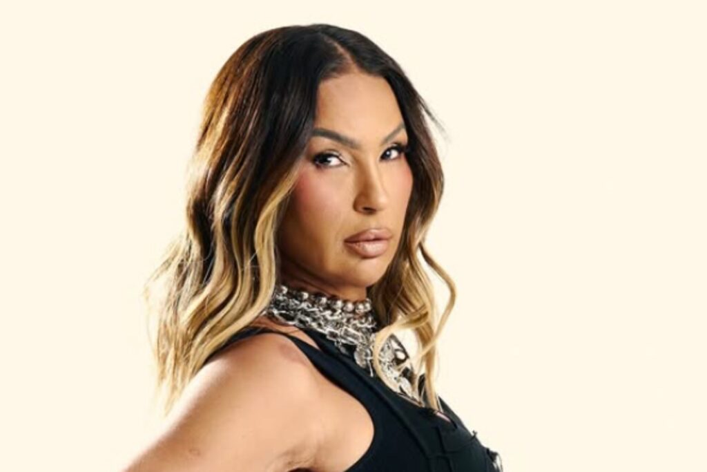 Cantora define expressão ‘lá ele’ como homofóbica e gera polêmica na internet Cantora define expressão ‘lá ele’ como homofóbica e gera polêmica na internet