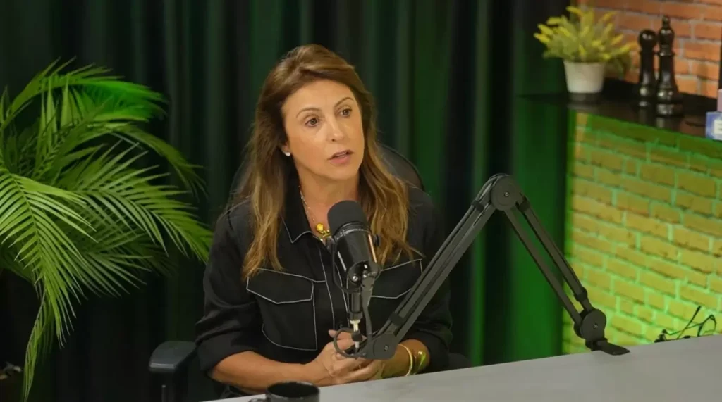 Educação Pública: Solange Lopes Defende o Valor da Educação em Podcast