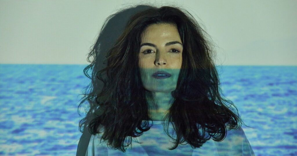 Emanuelle Araújo Lança o Álbum “Corra para o Mar” e Conquista os Corações Emanuelle Araújo Lança o Álbum "Corra para o Mar" e Conquista os Corações