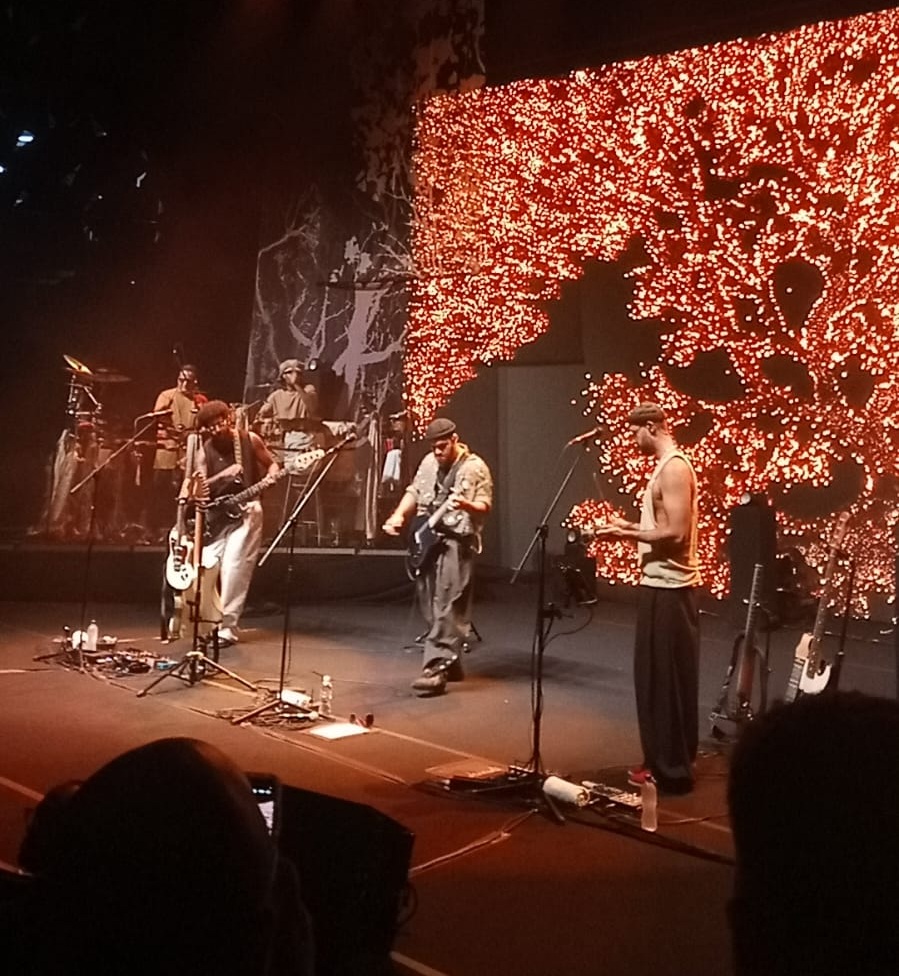 Gilsons Iniciam Turnê Mundial com Show Lotado em Salvador