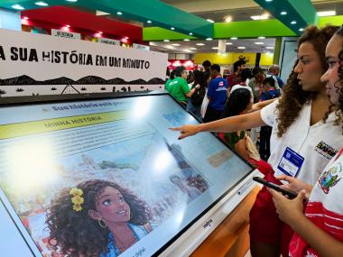 Inovação na Educação: Totem com Inteligência Artificial Brilha na Bienal do Livro da Bahia