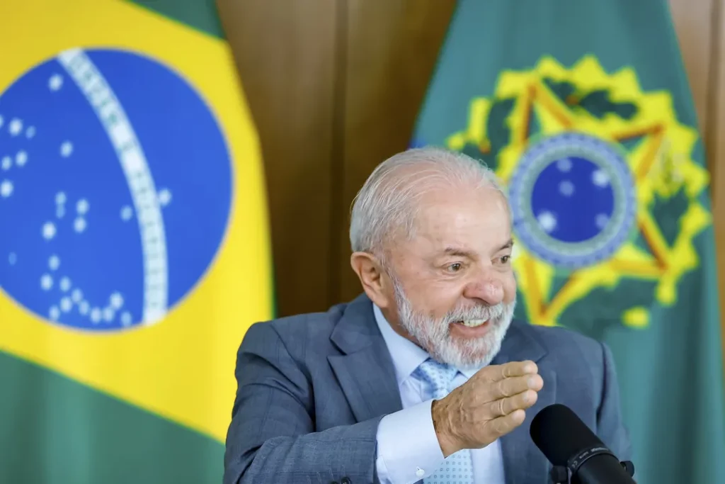 Lula Reafirma Candidatura à Reeleição com Compromisso Social