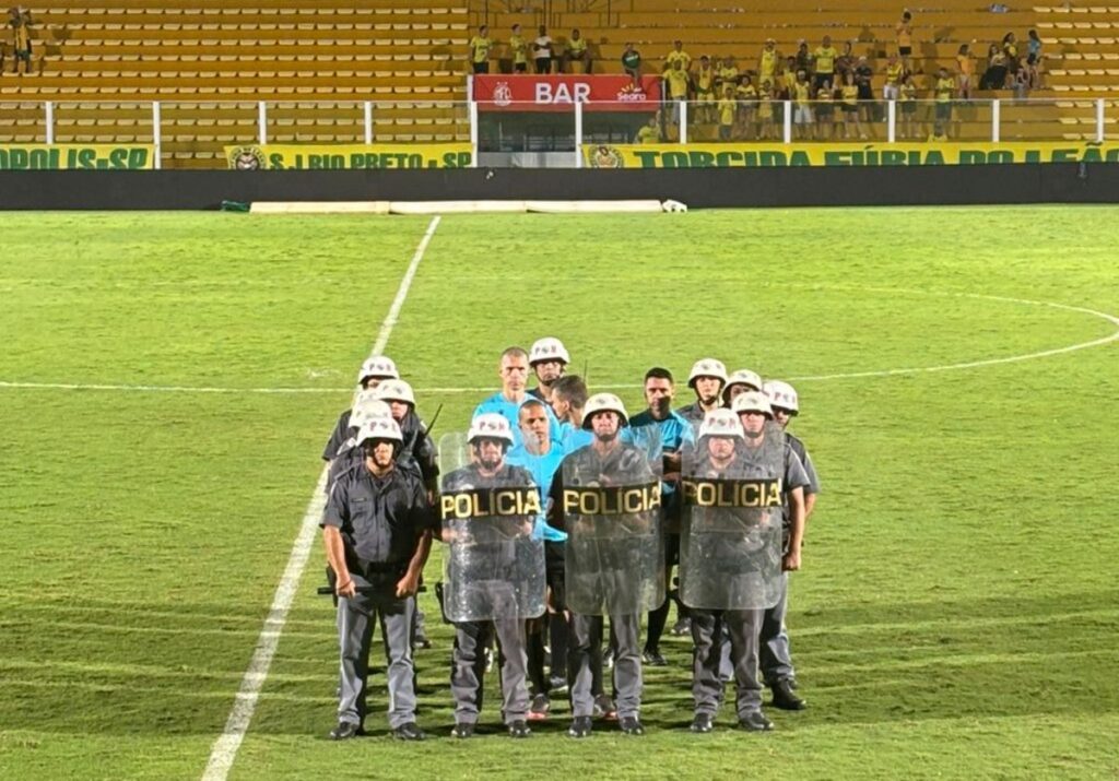 Mirassol x Bahia: Árbitro Demora 35 Minutos Para Deixar O Gramado Após Polêmica Mirassol x Bahia: Árbitro Demora 35 Minutos Para Deixar O Gramado Após Polêmica