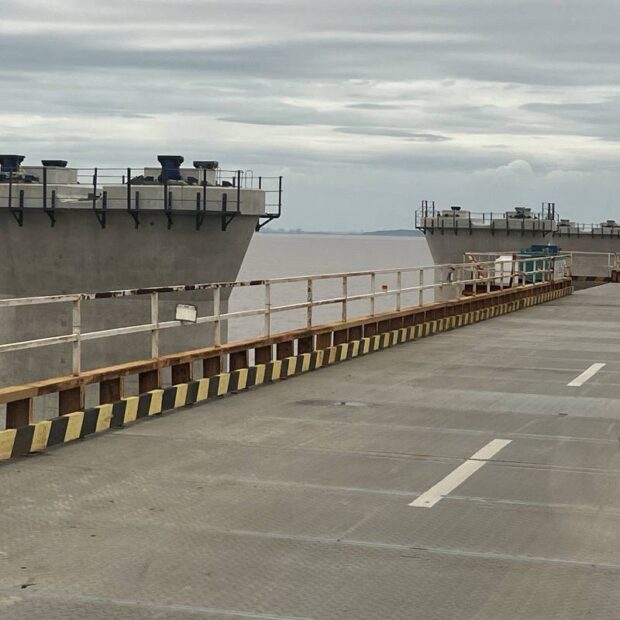 Navio com 800 Toneladas de Equipamentos Rumo à Construção da Ponte Salvador-Itaparica