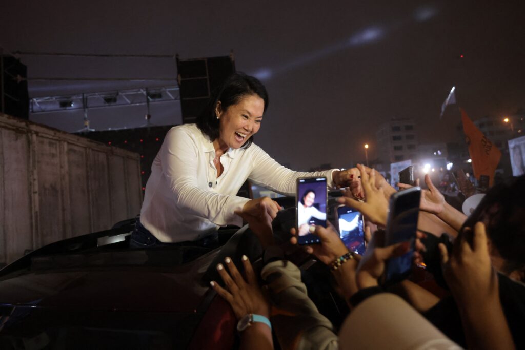 Peru às Urnas: Keiko Fujimori Lidera em Meio a Crise Política e Aumento da Violência