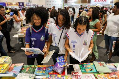 SEC Reinventa Bienal do Livro como Espaço de Protagonismo Estudantil e Valorização da Leitura SEC Reinventa Bienal do Livro como Espaço de Protagonismo Estudantil e Valorização da Leitura