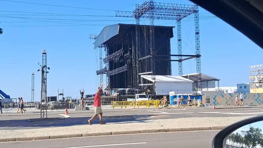 Tragédia em Copacabana: Trabalhador morre durante montagem de palco para show de Shakira