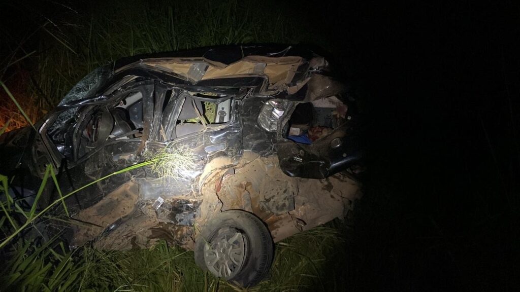 Tragédia na Bahia: Três Mortes em Acidente de Carro e Caminhonete na BR-242