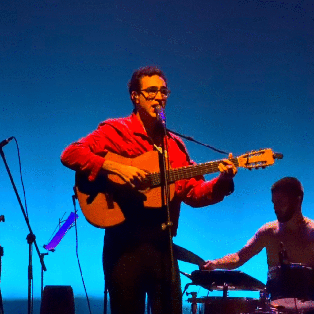 Zeca Veloso Lança Turnê com Banda em Show Imperdível no Rio de Janeiro Zeca Veloso Lança Turnê com Banda em Show Imperdível no Rio de Janeiro
