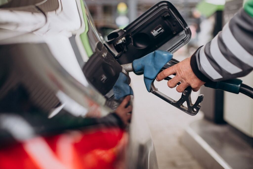 Acelen Reduz Preços da Gasolina e Diesel na Bahia em Meio à Queda do Petróleo