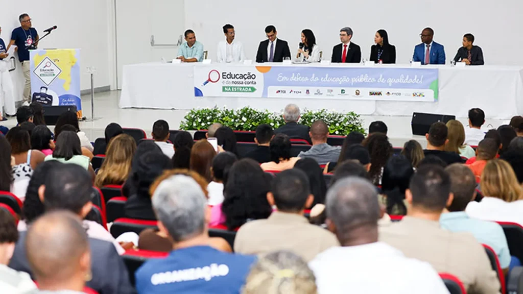 Mais de 130 Representantes de 32 Municípios Baianos Debatem os Desafios da Educação Pública em Feira