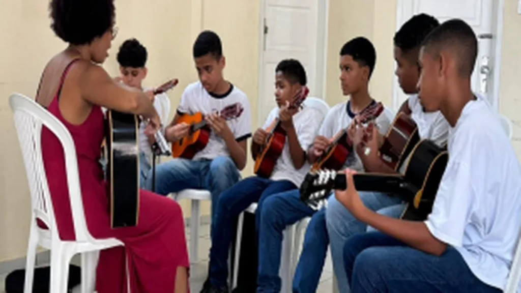 Projeto Social Une Mansão do Caminho e Neojiba em Aula Integrada de Música Projeto Social Une Mansão do Caminho e Neojiba em Aula Integrada de Música