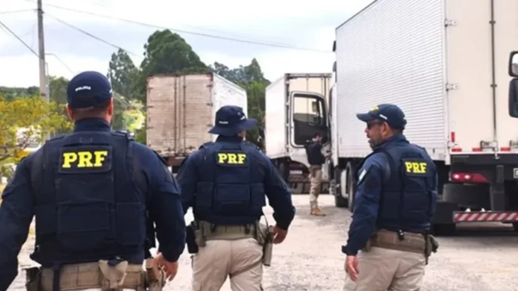 Acidente na BR-116 na Bahia deixa 8 mortos em colisão entre caminhão e van