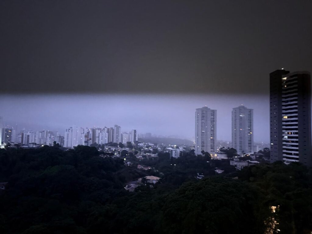 Proteção de Eletrônicos em Tempestades: Dicas Práticas para Preservar Seus Aparelhos