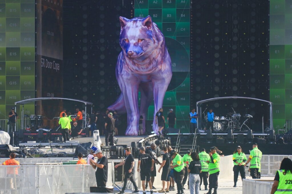 Shakira Agita Copacabana com Palco Gigante em Show Imperdível