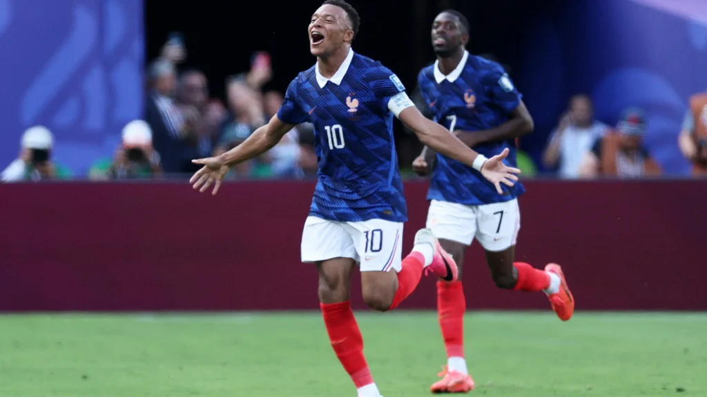 Mbappé se torna maior artilheiro em mata-matas da Copa com 10 gols históricos