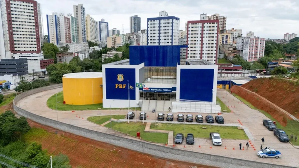 PRF inaugura nova sede moderna na Bahia e reforça segurança pública com investimento de mais de 8.600 m² PRF inaugura nova sede moderna na Bahia e reforça segurança pública com investimento de mais de 8.60