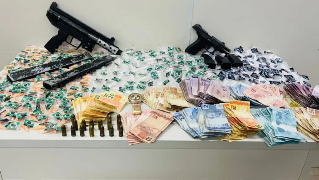Confronto em Pernambués: Duas Mortes e Drogas com Bandeira do Brasil Apreendidas em Ação Policial Confronto em Pernambués: Duas Mortes e Drogas com Bandeira do Brasil Apreendidas em Ação Policial