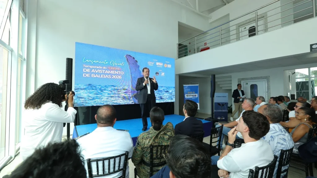 Bahia inicia temporada 2026 de observação de baleias-jubarte com capacitação para turismo