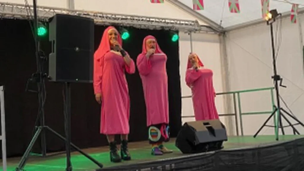 São João em Ugarte, País Basco: O Inusitado Show de Las Fellini em Festa Tradicional