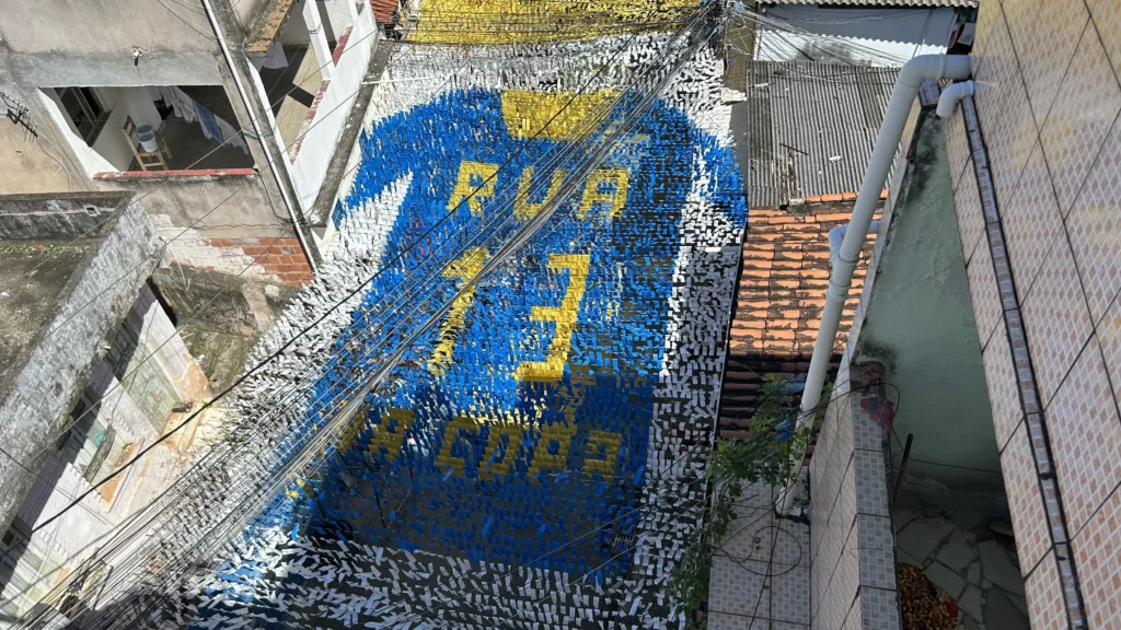 Rua em Salvador se transforma em galeria a céu aberto e une gerações na Copa do Mundo