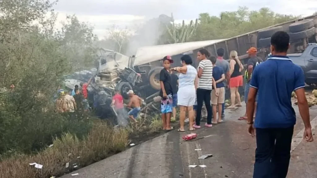 Sobe para 15 o número de mortos em acidente envolvendo van e caminhão na Bahia