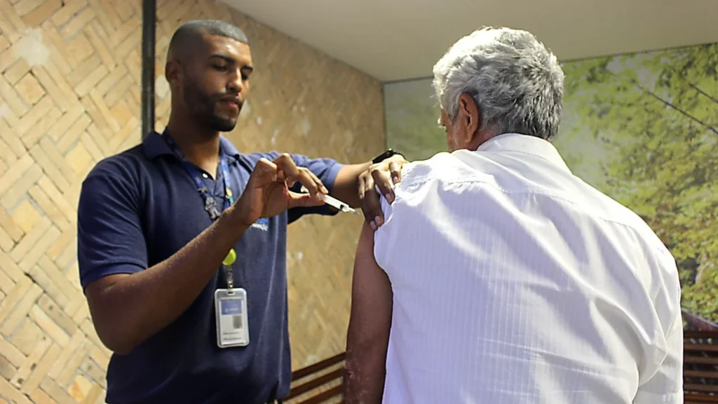 Prefeitura de Salvador amplia vacinação contra gripe para toda a população a partir de 1º de maio