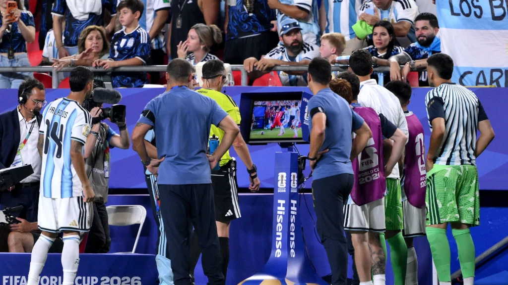 FIFA muda estratégia do VAR nas semifinais da Copa do Mundo e enfrenta críticas