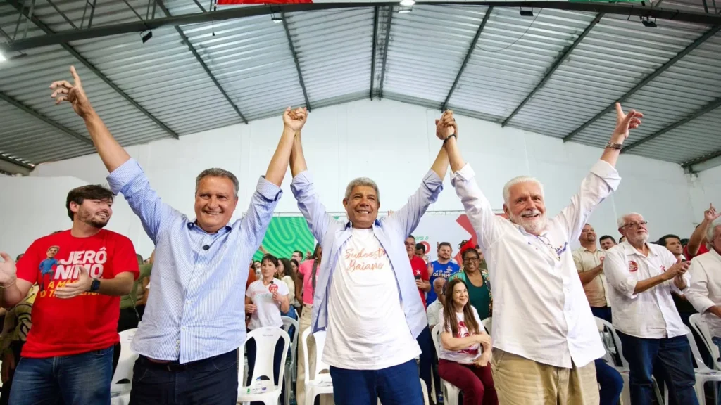 Wagner destaca 20 anos de modernização da Bahia pelo grupo petista em Vitória da Conquista