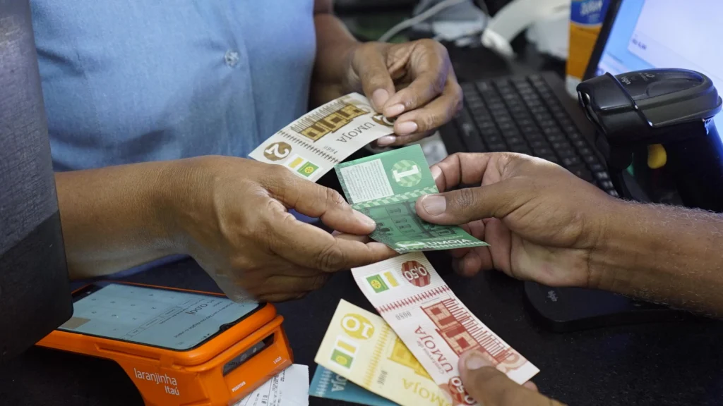 Conheça a moeda social que movimenta a economia local em Salvador Conheça a moeda social que movimenta a economia local em Salvador
