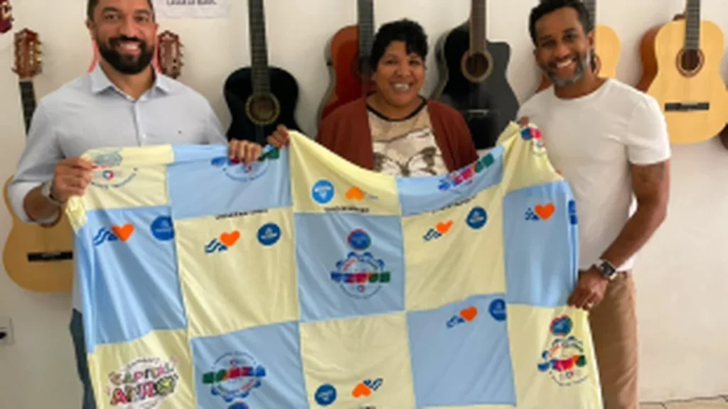 Economia Circular em Salvador: 100 Famílias Beneficiadas com Camisas do Carnaval Reaproveitadas